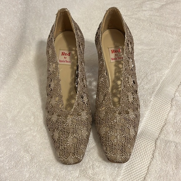 Intricate Lace pattern tan/cream 3in heels RED by Ramon Tenza size 9 - Picture 1 of 6